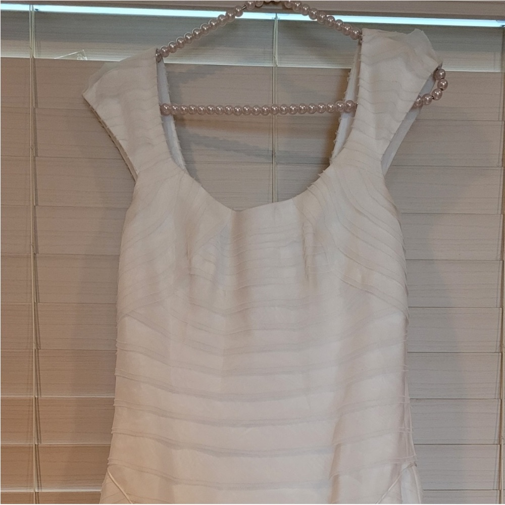 Flattering wedding gown by Theia - Picture 6 of 11